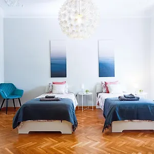  Hostel By La Pedrera - Diagonal