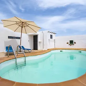 With Amazing Views, Jacuzzi And Private Pool Сasa de vacaciones San Bartolomé